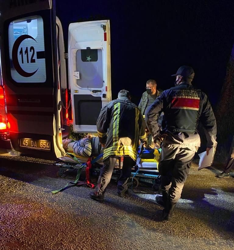 Otomobil rüzgarda önüne devrilen ağaca çarptı! 3 yaralı