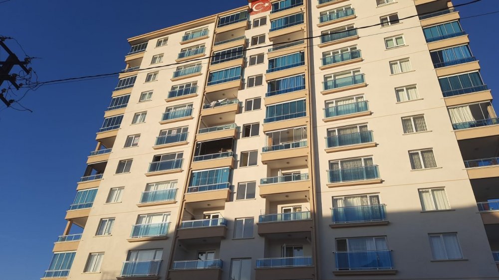 Ankara'da yangın paniği! 8 kişi dumandan etkilendi