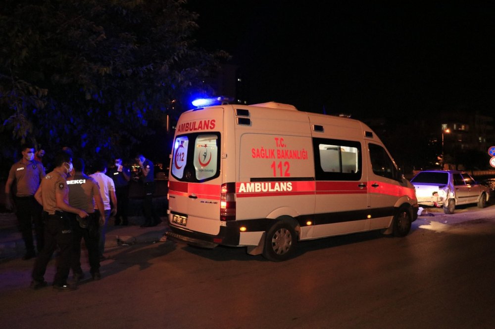 Drift atan otomobil bekçiye çarpıp kaçtı