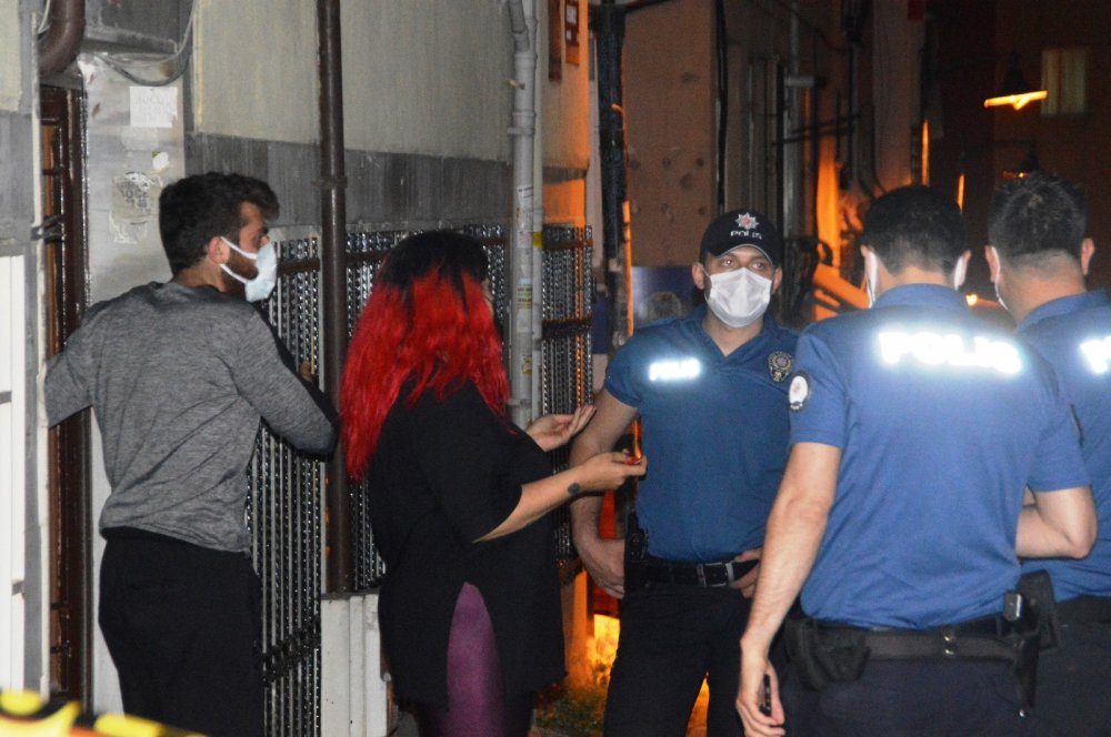 Eşini sokak ortasında kurşun yağmuruna tuttu