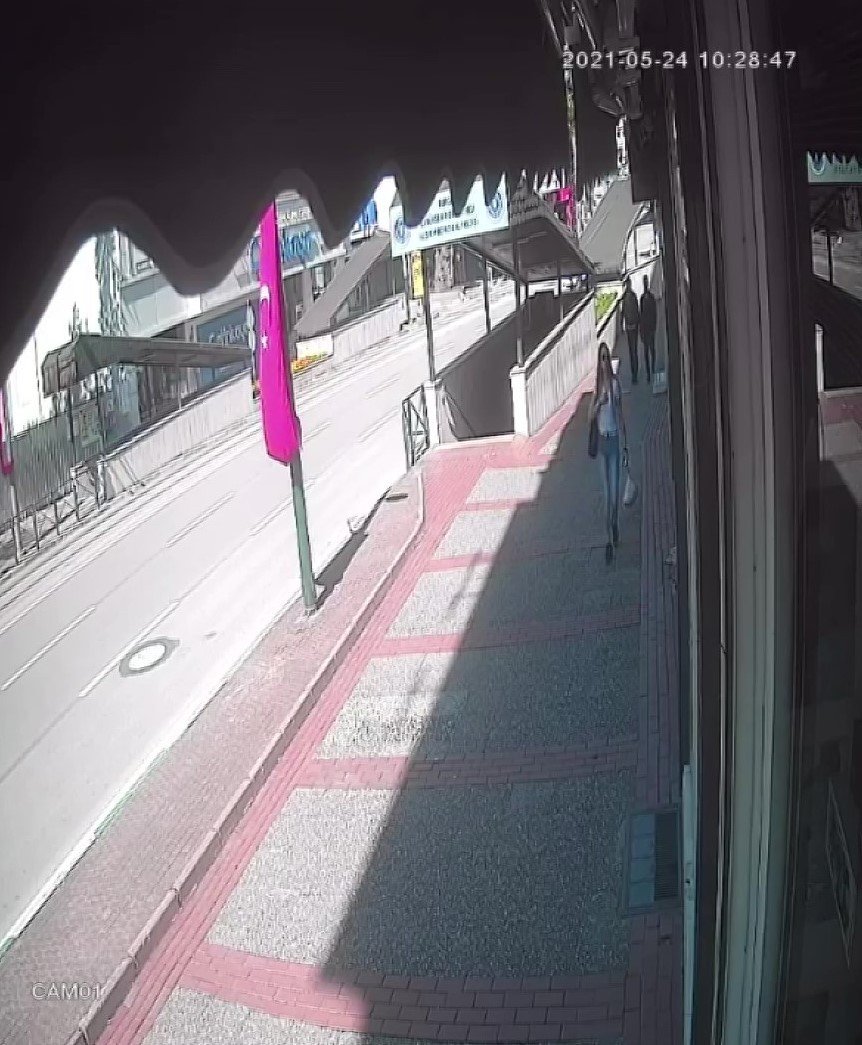 Genç kızın telefonunu arka cebinden alarak kaçan hırsız kayıplara karıştı