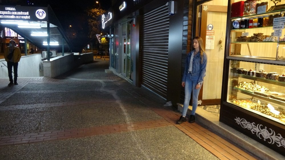 Genç kızın telefonunu arka cebinden alarak kaçan hırsız kayıplara karıştı