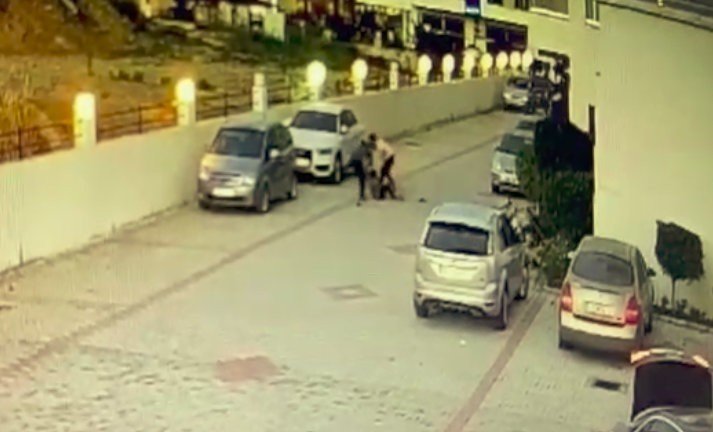 Komşu kadınlar kadın öğretmeni taş ve sopalarla darp etti