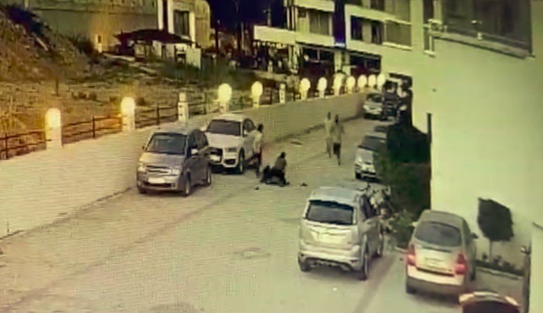 Komşu kadınlar kadın öğretmeni taş ve sopalarla darp etti