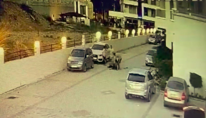 Komşu kadınlar kadın öğretmeni taş ve sopalarla darp etti