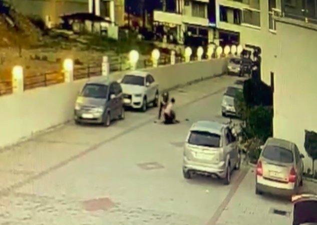 Komşu kadınlar kadın öğretmeni taş ve sopalarla darp etti