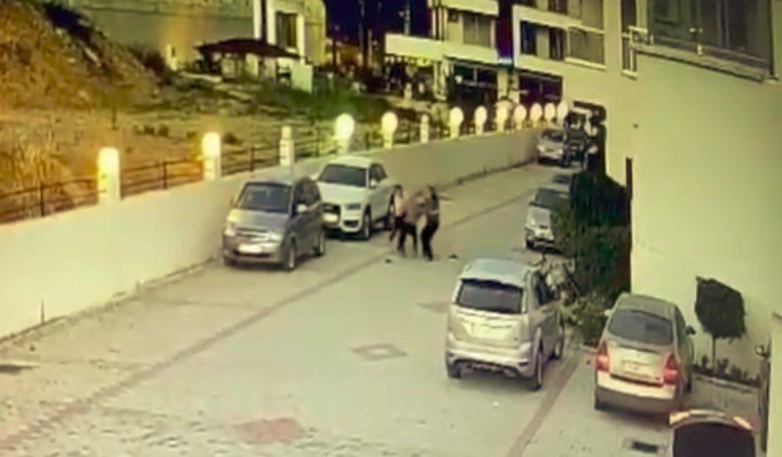 Komşu kadınlar kadın öğretmeni taş ve sopalarla darp etti