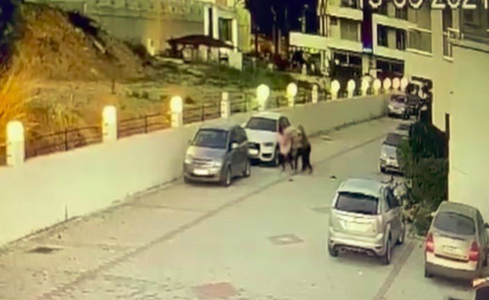 Komşu kadınlar kadın öğretmeni taş ve sopalarla darp etti