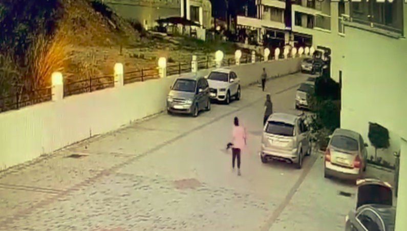 Komşu kadınlar kadın öğretmeni taş ve sopalarla darp etti