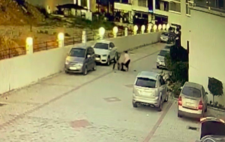 Komşu kadınlar kadın öğretmeni taş ve sopalarla darp etti