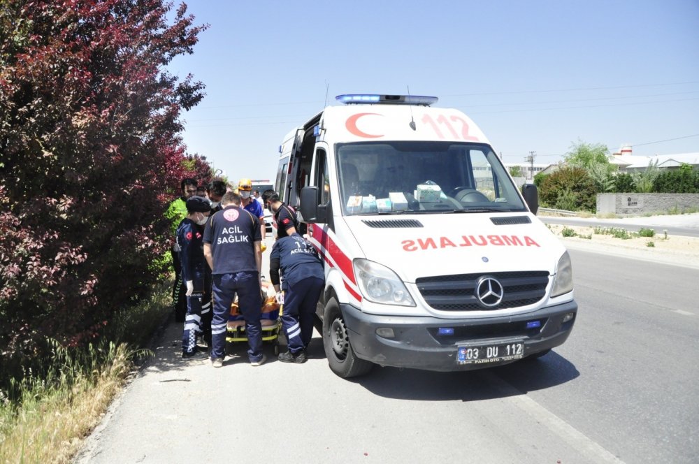 Afyon- Ankara karayolunda otomobil şarampole devrildi! Karı koca yazalandı