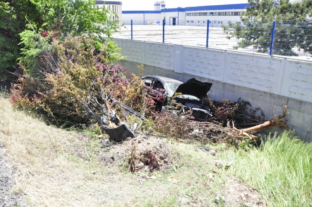 Afyon- Ankara karayolunda otomobil şarampole devrildi! Karı koca yazalandı
