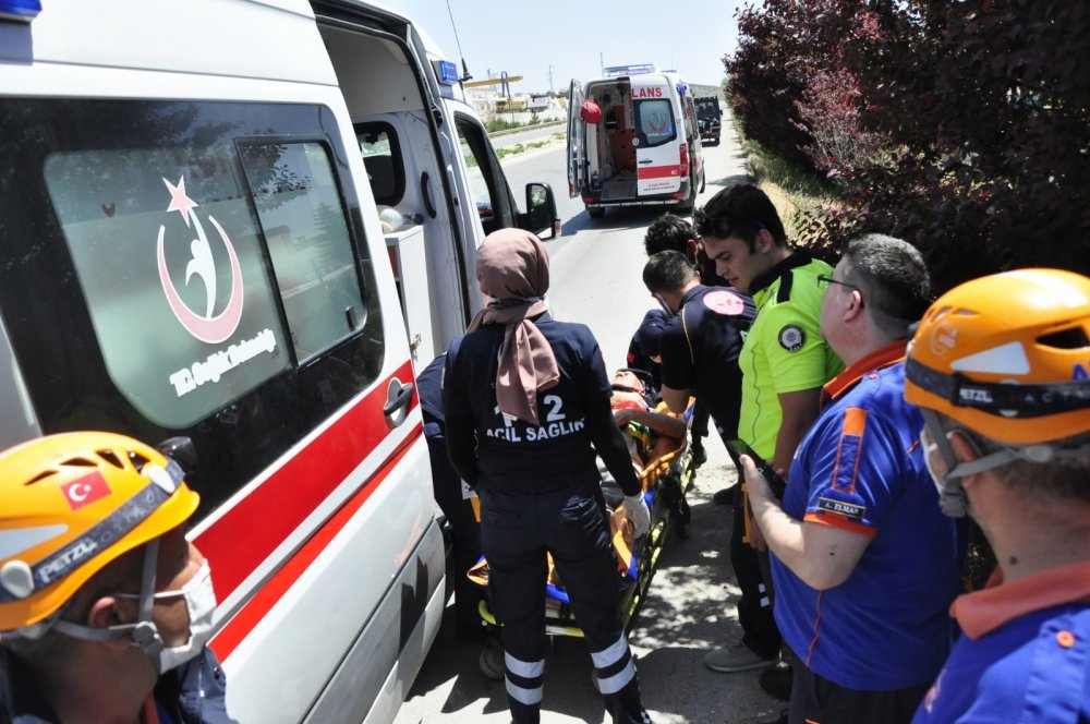 Afyon- Ankara karayolunda otomobil şarampole devrildi! Karı koca yazalandı