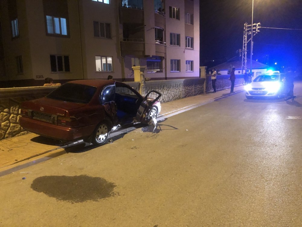 2 otomobile çarpıp kaçan yaralı sürücü teslim oldu