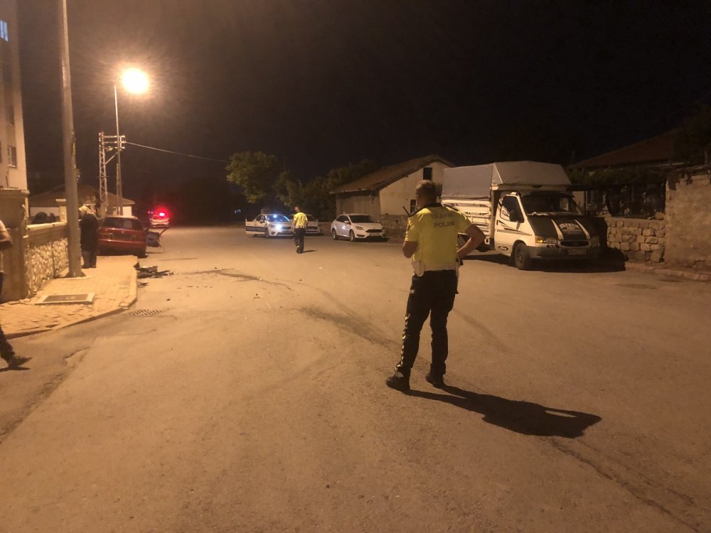 2 otomobile çarpıp kaçan yaralı sürücü teslim oldu