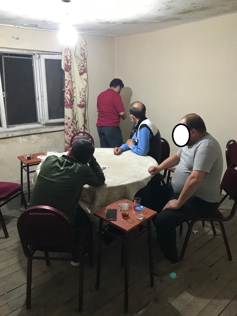 Evde kumar oynarken yakalanan 11 kişi polis kamerasından kaçmaya çalıştı