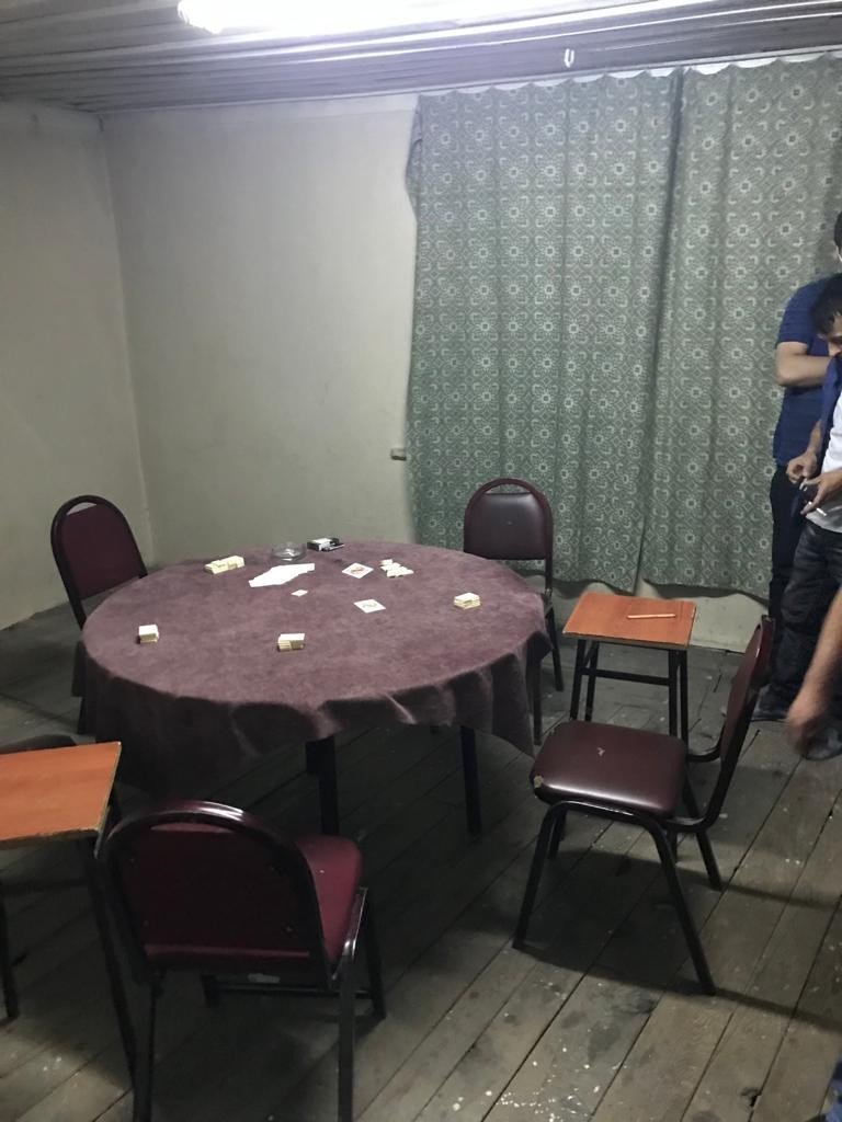 Evde kumar oynarken yakalanan 11 kişi polis kamerasından kaçmaya çalıştı