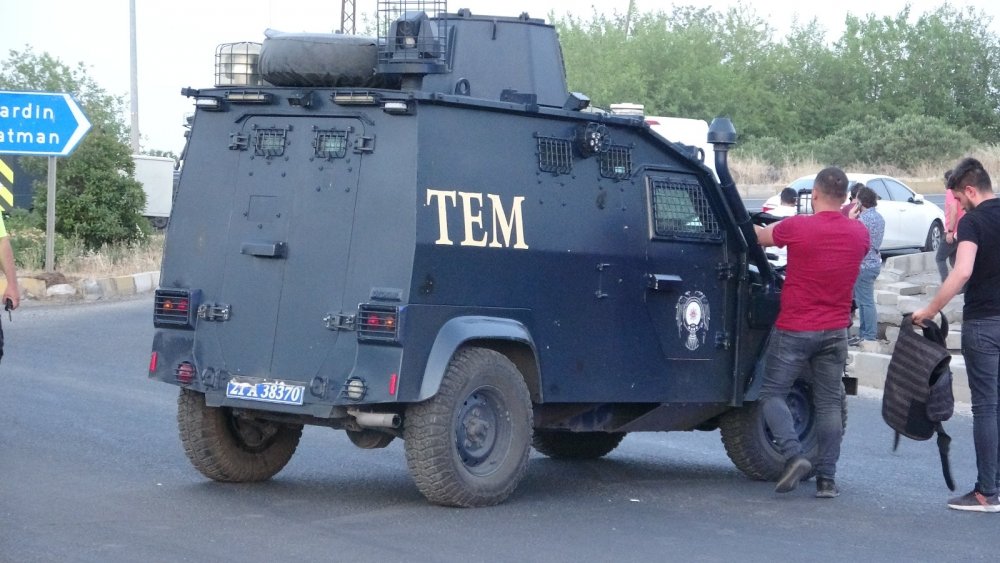 Diyarbakır-Mardin yolunda plakasız bombalı araç paniği