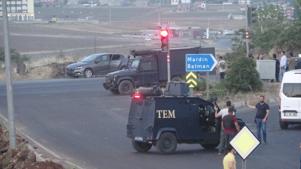 Diyarbakır-Mardin yolunda plakasız bombalı araç paniği