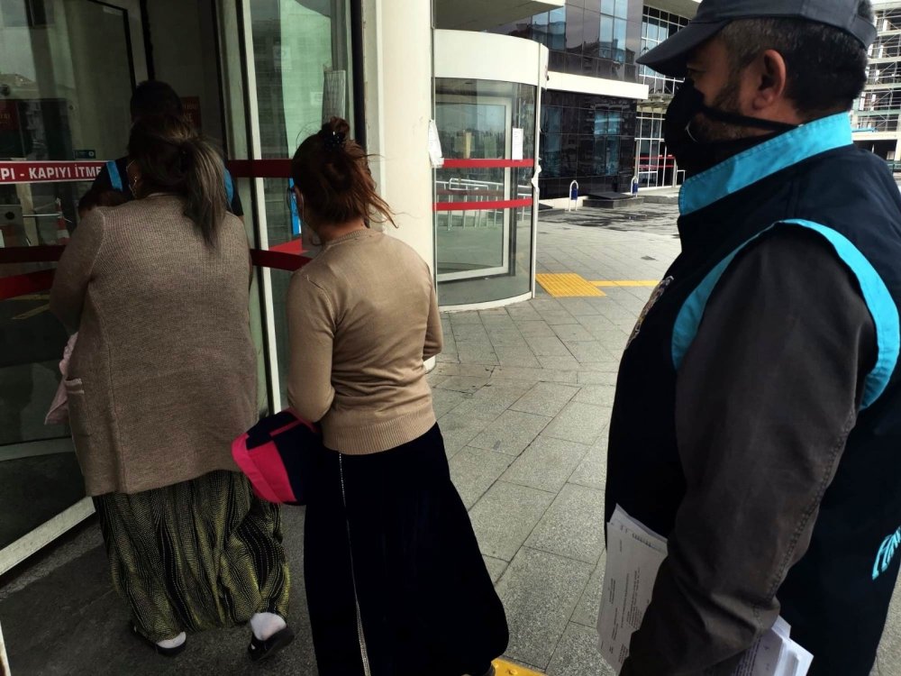 4 evden 230 bin liralık altın çalan kadın hırsızlar yakalandı