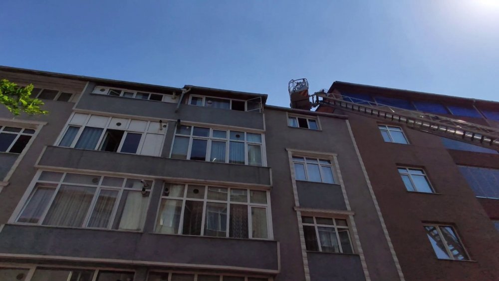 6 katlı binanın bodrum katında yangın! Ailesi içeride kalan genç deliye döndü