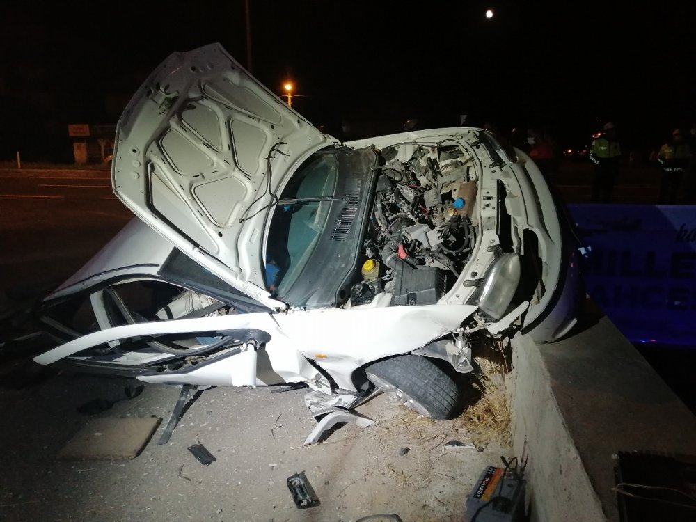 Aksaray'da feci kaza! Cipin çarptığı aracın camından alt geçide düşen genç sürücü öldü