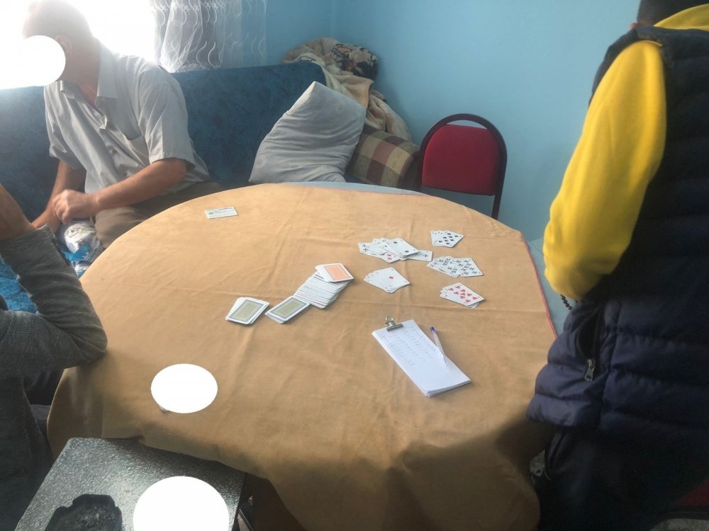 Evi kumarhaneye çevirmişler! Polis baskınında 12 kişi gözaltına alındı