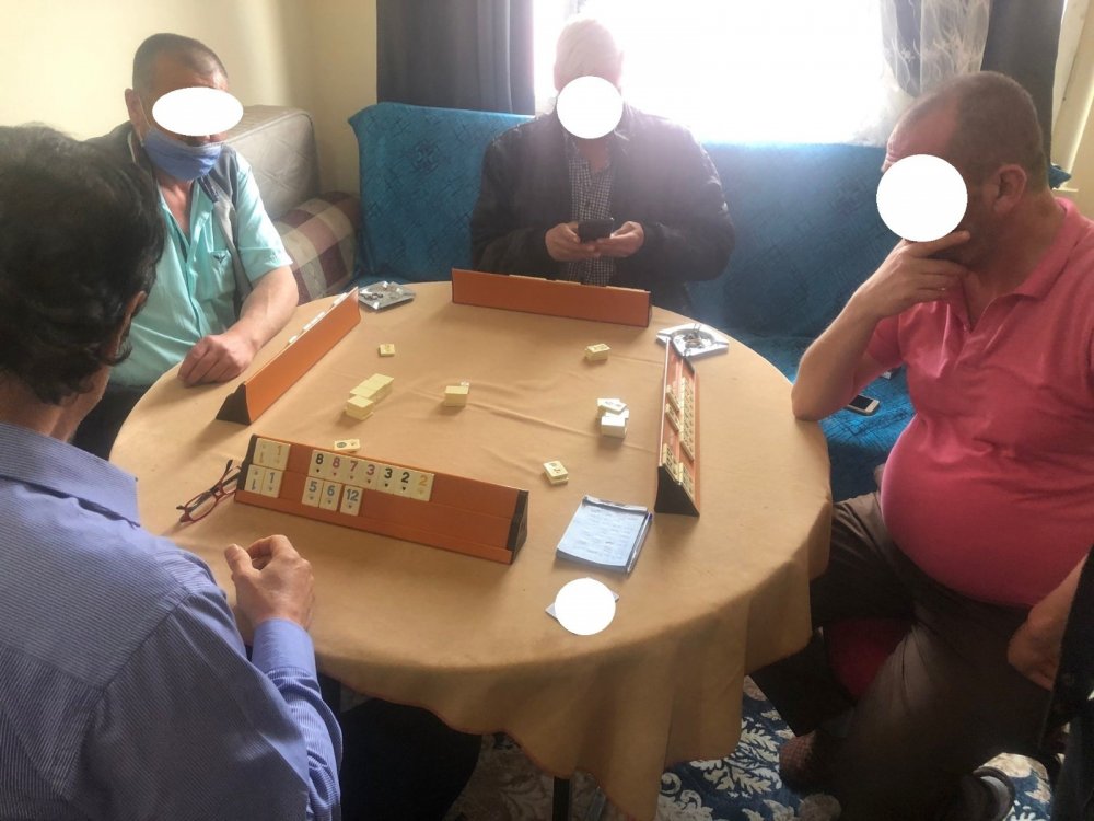 Evi kumarhaneye çevirmişler! Polis baskınında 12 kişi gözaltına alındı