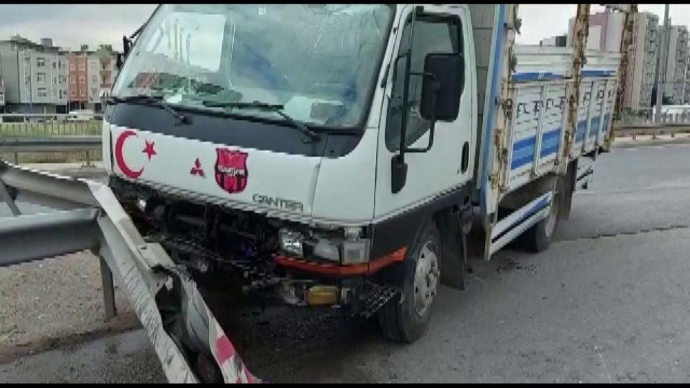 Kamyonet bariyerlere çarptı! Demir profiller yola savruldu