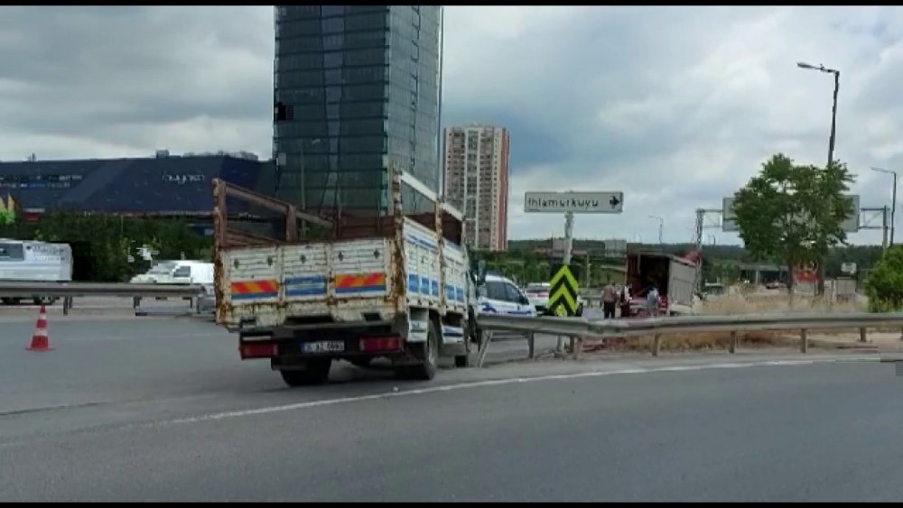 Kamyonet bariyerlere çarptı! Demir profiller yola savruldu