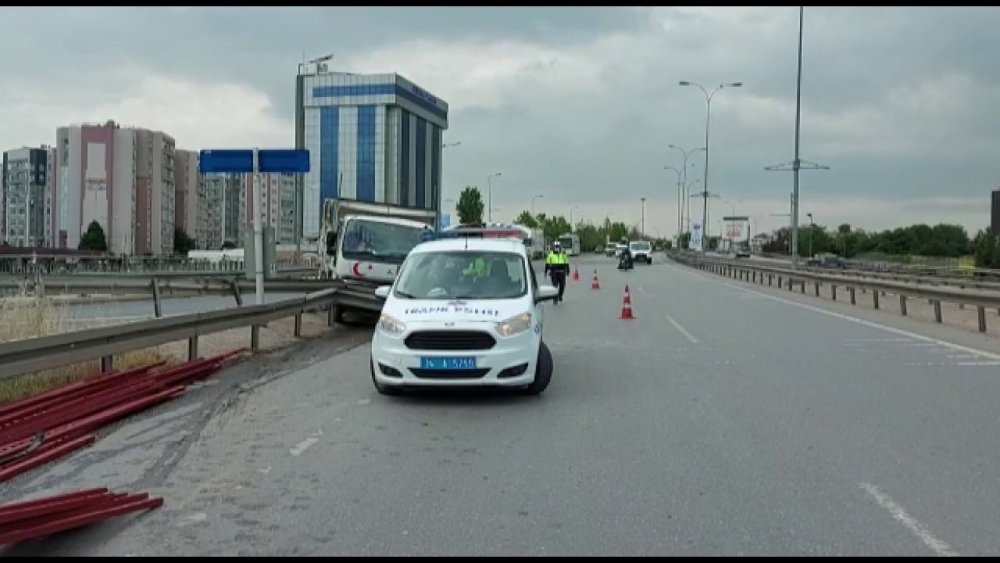 Kamyonet bariyerlere çarptı! Demir profiller yola savruldu