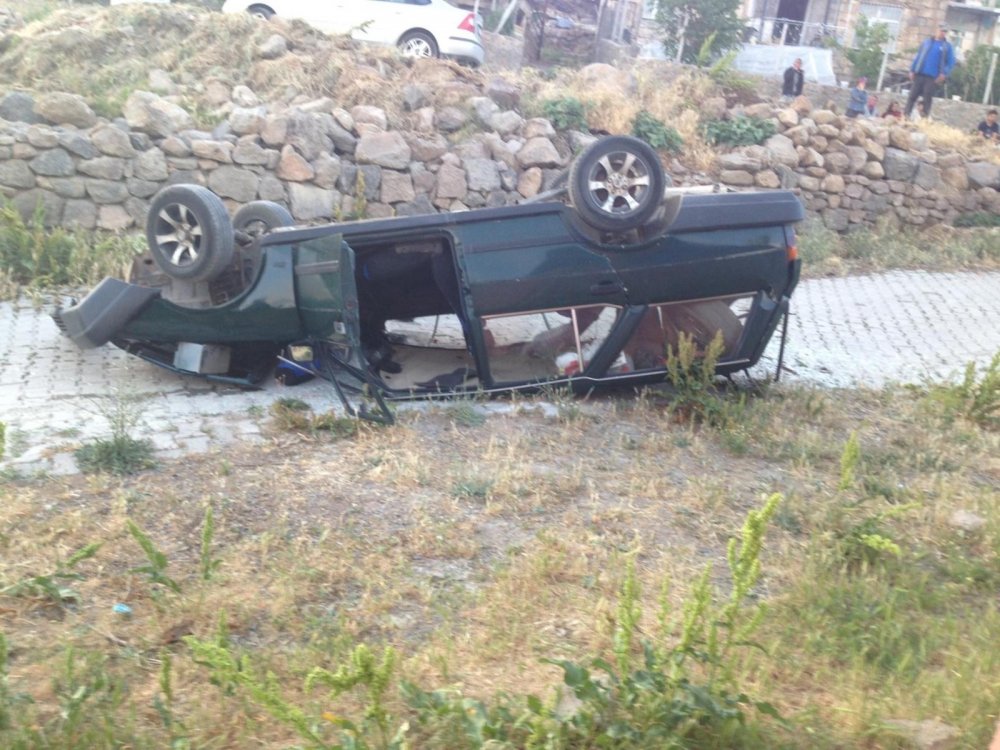 Konya’da otomobil 2 metrelik duvardan takla attı! 2 yaralı