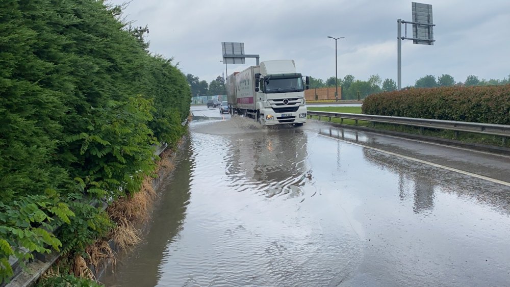 Metrekareye 201.6 kilogram yağış düştü! Sokakla göle döndü