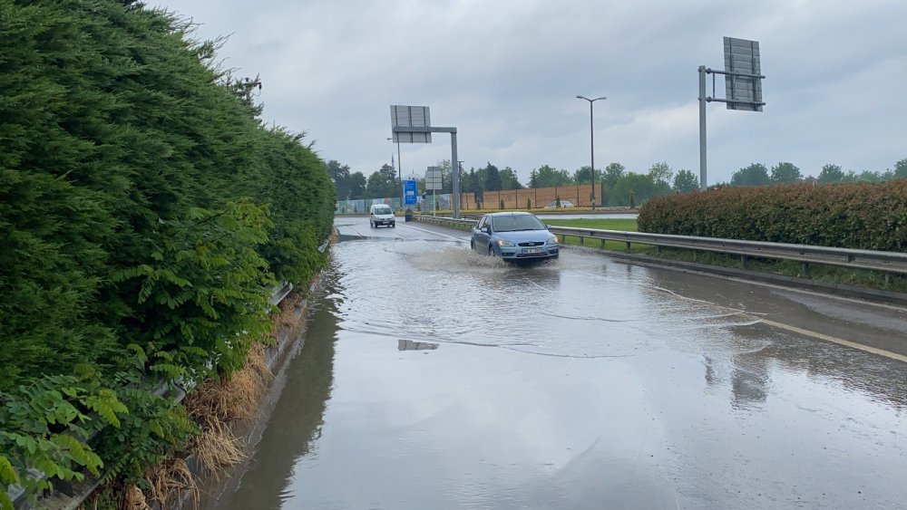 Metrekareye 201.6 kilogram yağış düştü! Sokakla göle döndü