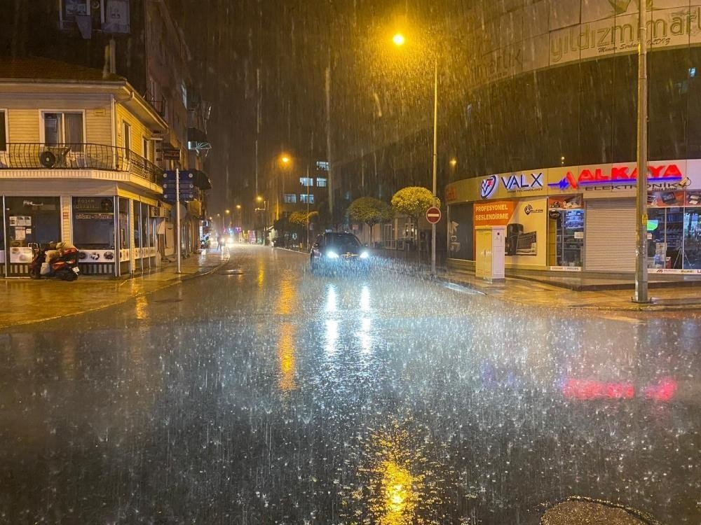 Metrekareye 201.6 kilogram yağış düştü! Sokakla göle döndü