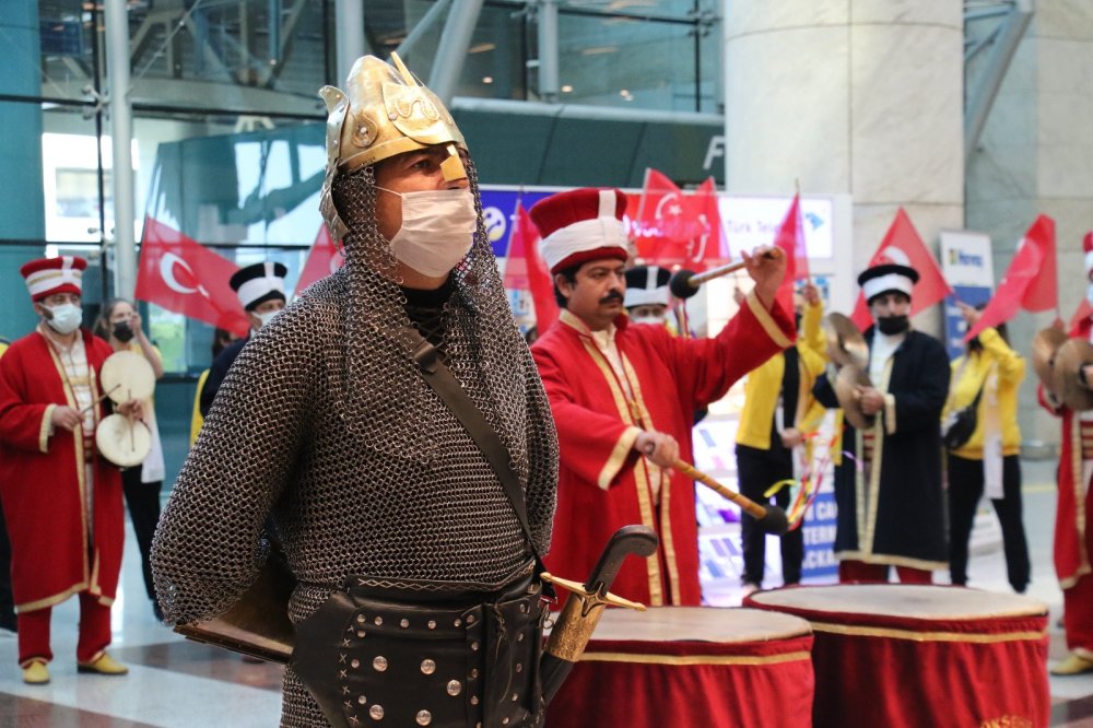 Dünya şampiyonu Ayşe Begüm'e mehteranlı karşılama