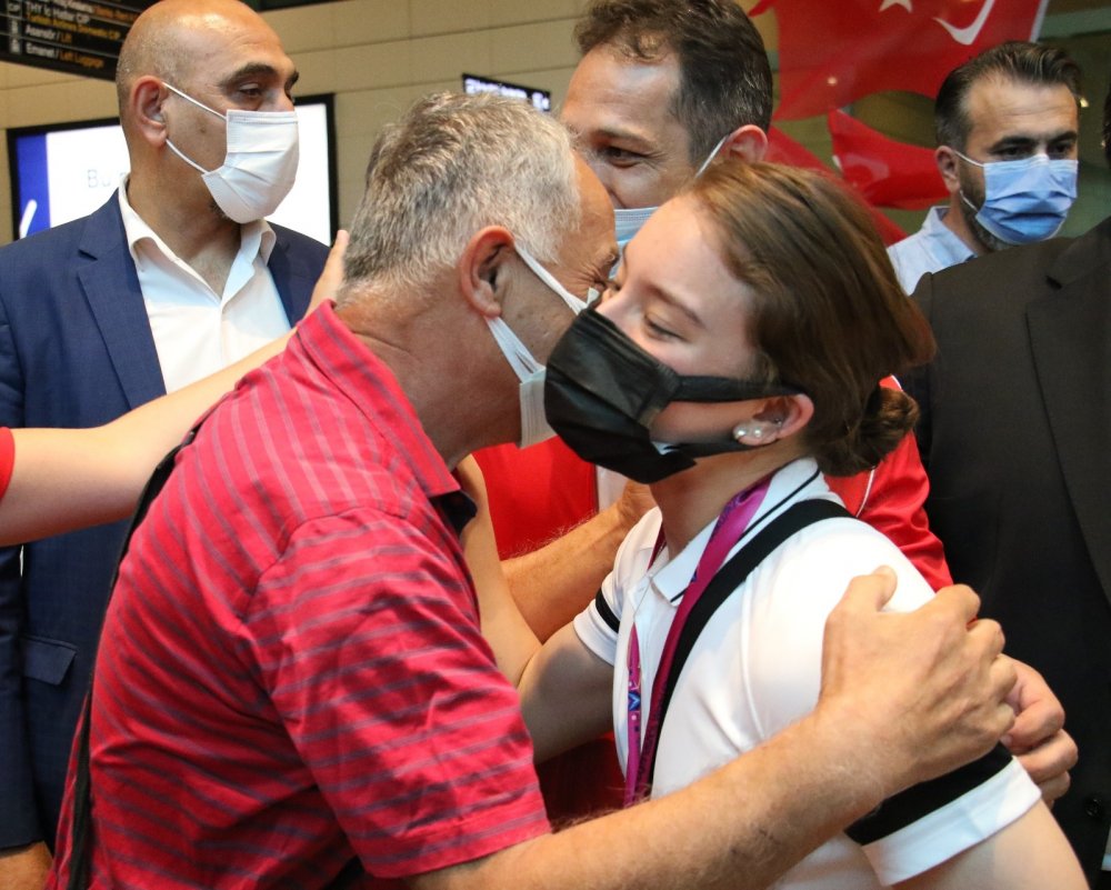 Dünya şampiyonu Ayşe Begüm'e mehteranlı karşılama