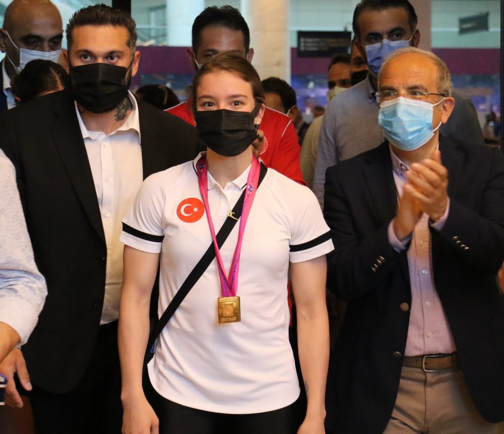Dünya şampiyonu Ayşe Begüm'e mehteranlı karşılama