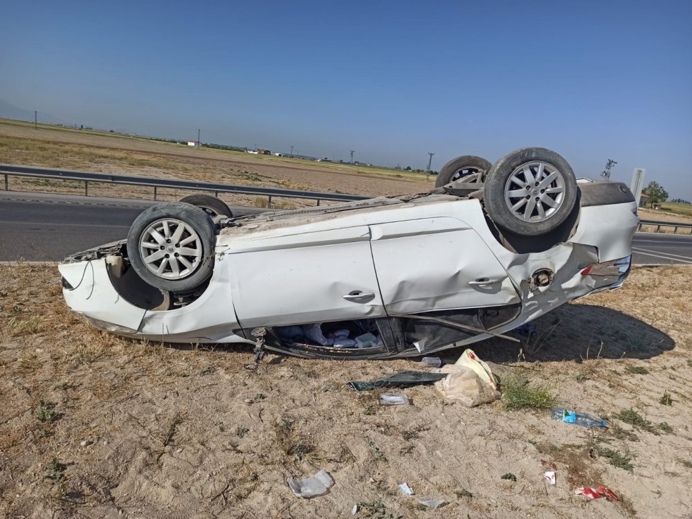 Konya'da otomobil refüje takla attı! 3 yaralı