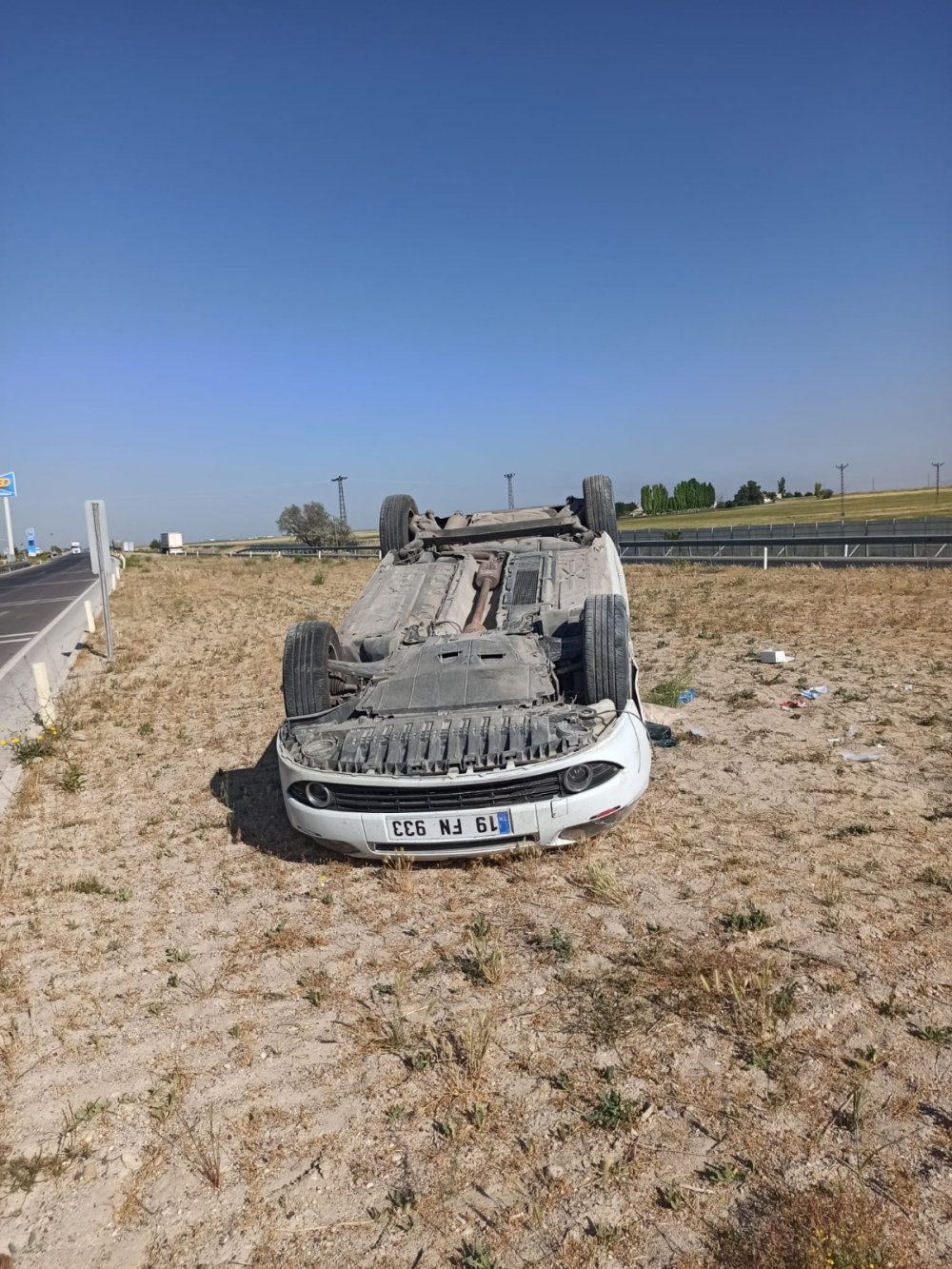 Konya'da otomobil refüje takla attı! 3 yaralı