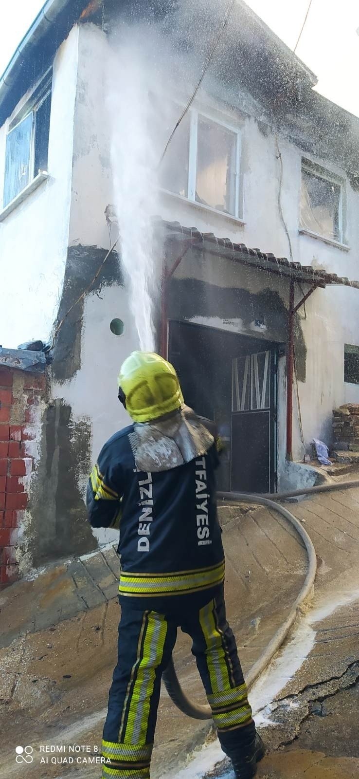 Koruma altındaki tarihi ev çıkan yangında küle döndü