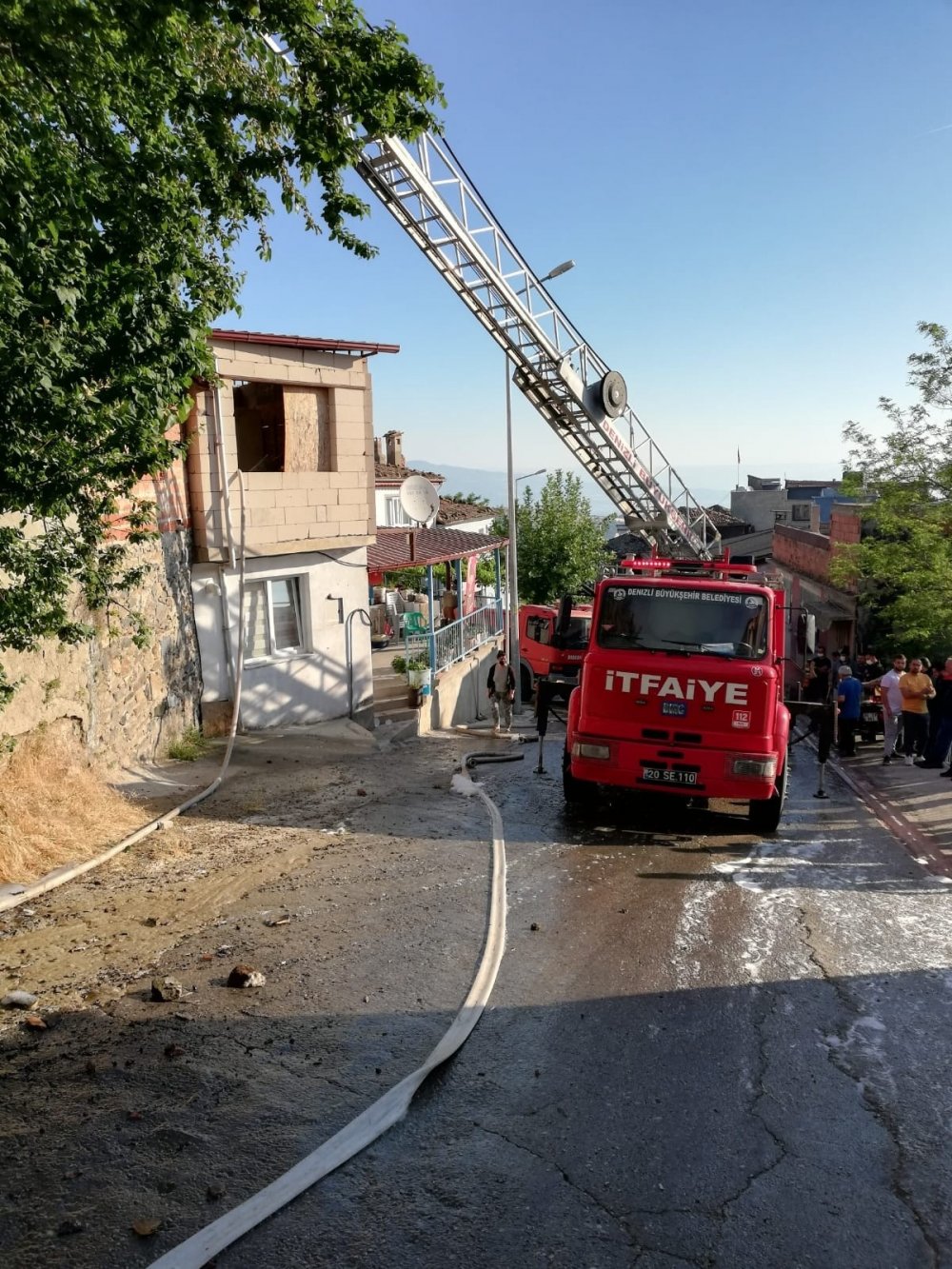 Koruma altındaki tarihi ev çıkan yangında küle döndü