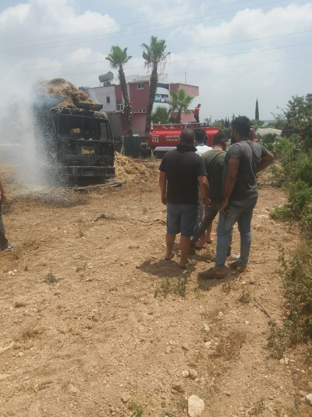 Saman yükü elektrik tellerine değen tır alev alev yandı