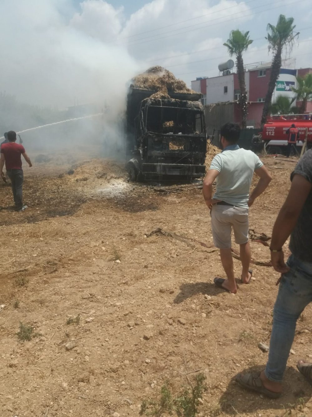 Saman yükü elektrik tellerine değen tır alev alev yandı