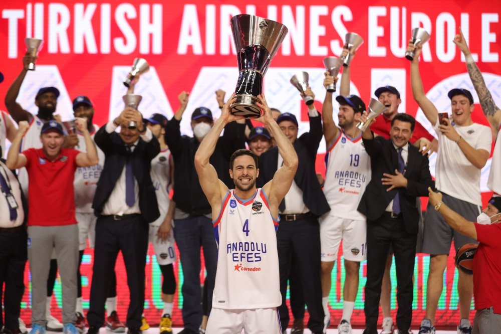 Anadolu Efes Şampiyonluk Kupasını aldı