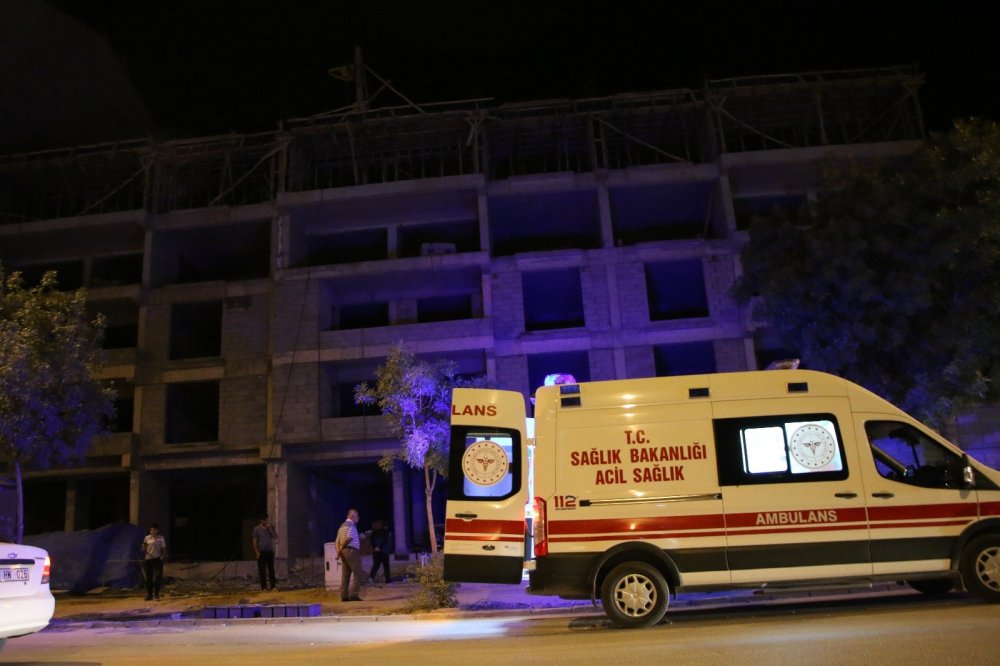 İnşaatın merdiven boşluğuna düşen şahsı kurtarmak için seferber oldular