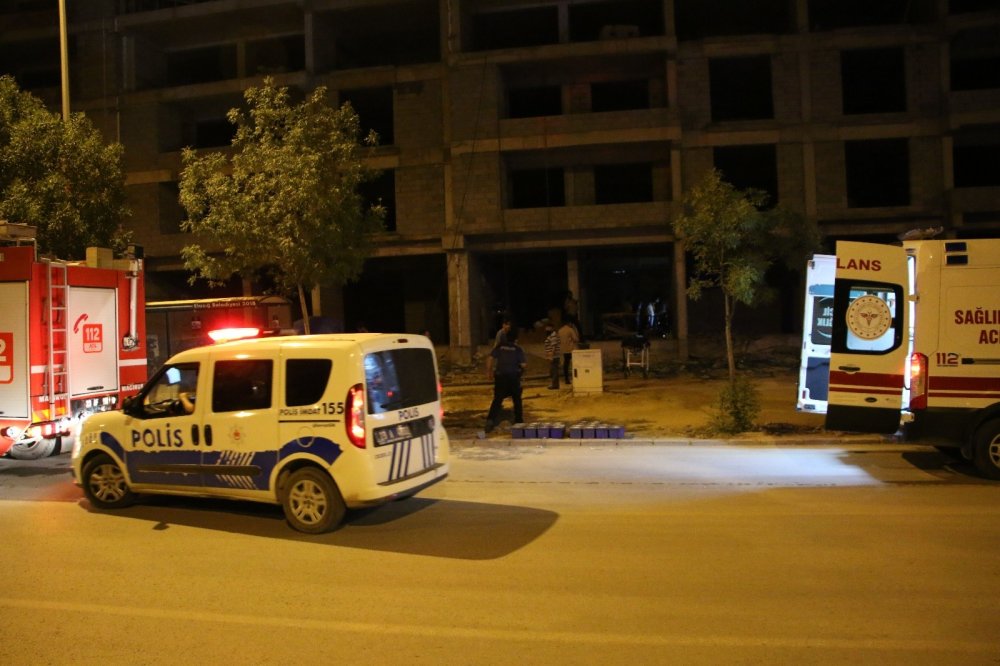 İnşaatın merdiven boşluğuna düşen şahsı kurtarmak için seferber oldular