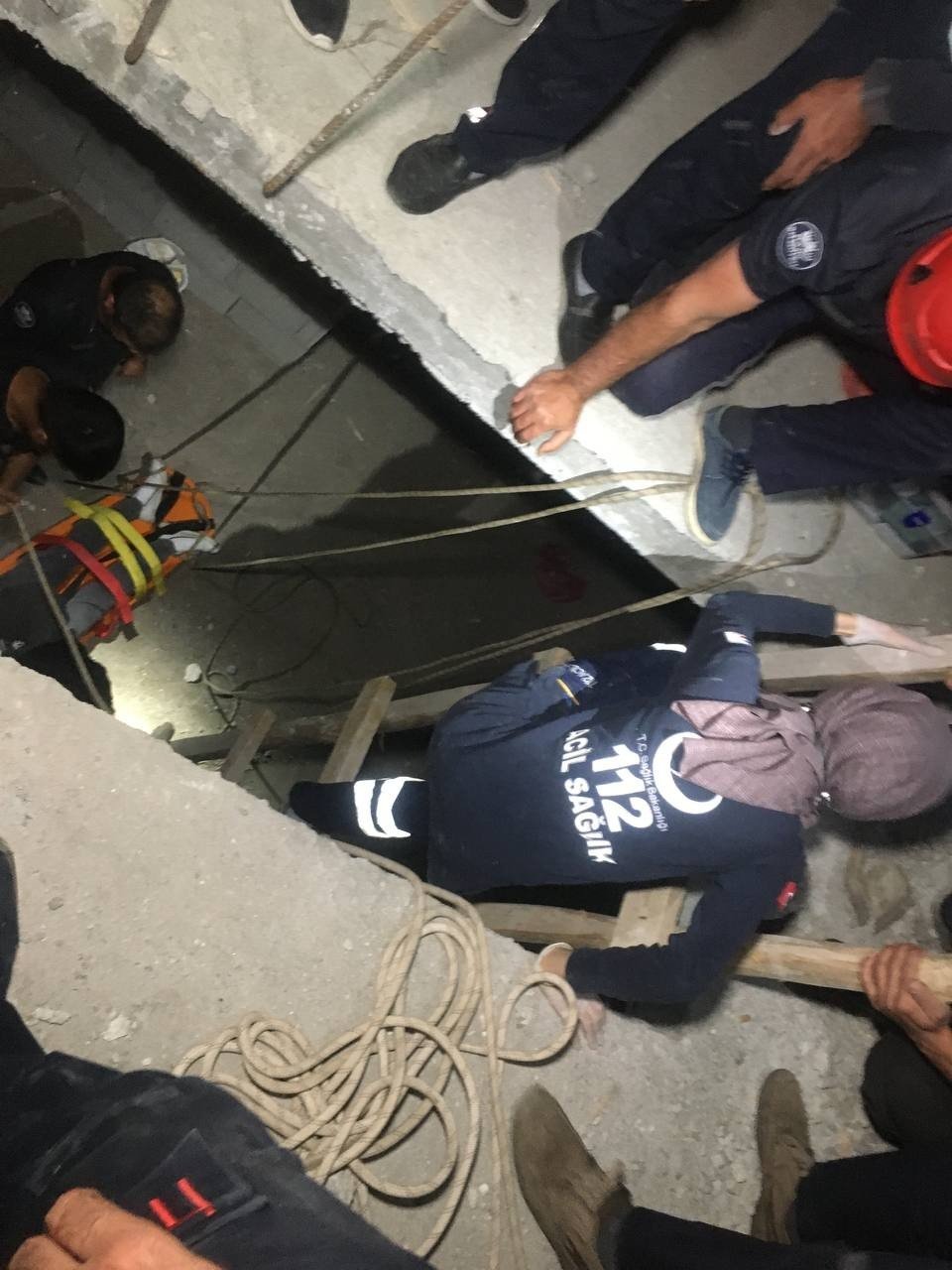 İnşaatın merdiven boşluğuna düşen şahsı kurtarmak için seferber oldular