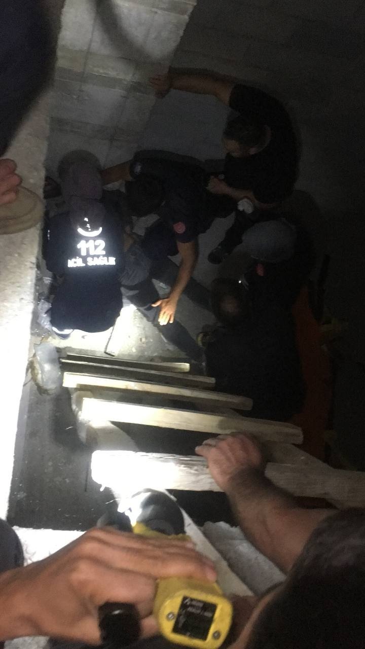 İnşaatın merdiven boşluğuna düşen şahsı kurtarmak için seferber oldular