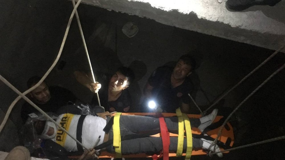 İnşaatın merdiven boşluğuna düşen şahsı kurtarmak için seferber oldular